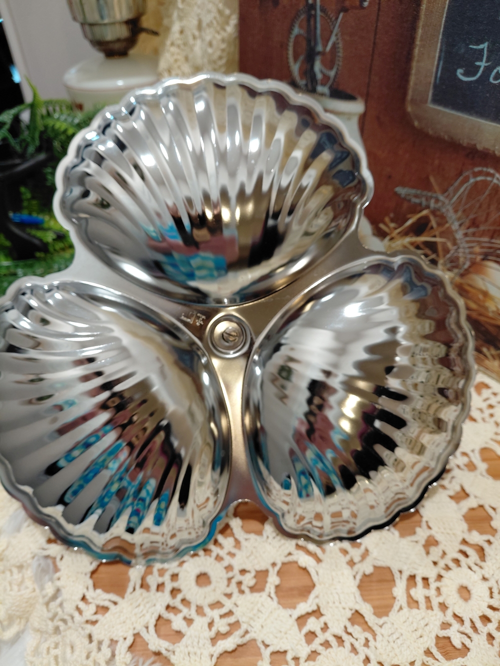 Silver-Tone 3-Section Shell Server with Handle - Picture 5 of 5